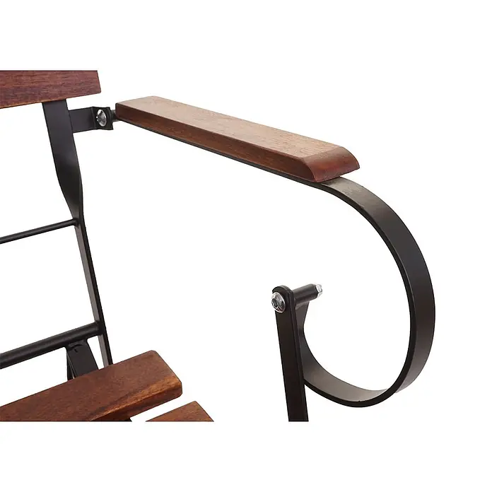 Mendler 2er-Set Biergartenstuhl HWC-J40 Akazie - braun -  - Nahaufnahme einer Stuhlarmlehne mit dunkelbrauner Holzauflage und geschwungenem schwarzem Metallrahmen, mit silbernen Schrauben befestigt.