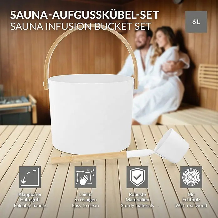 Saunazubehör-Set aus Aluminium & Holz Weiß Aufgusskübel & Schöpfkelle -  - Weißes Sauna-Aufgusskübel-Set mit Holzgriff und Schöpfkelle auf einer Saunabank. Ein Paar entspannt im Hintergrund. 6L Fassungsvermögen.