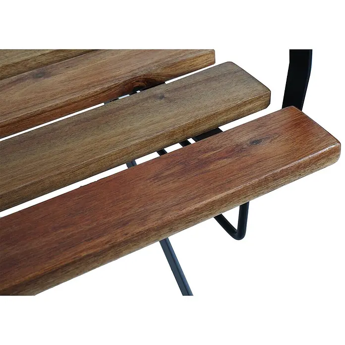 Mendler 2er-Set Biergartenstuhl HWC-J40 - hellbraun, Polster blau -  - Nahaufnahme von Holzlatten in verschiedenen Brauntönen, Teil eines Möbelstücks, gestützt von schwarzen Metallrahmen.