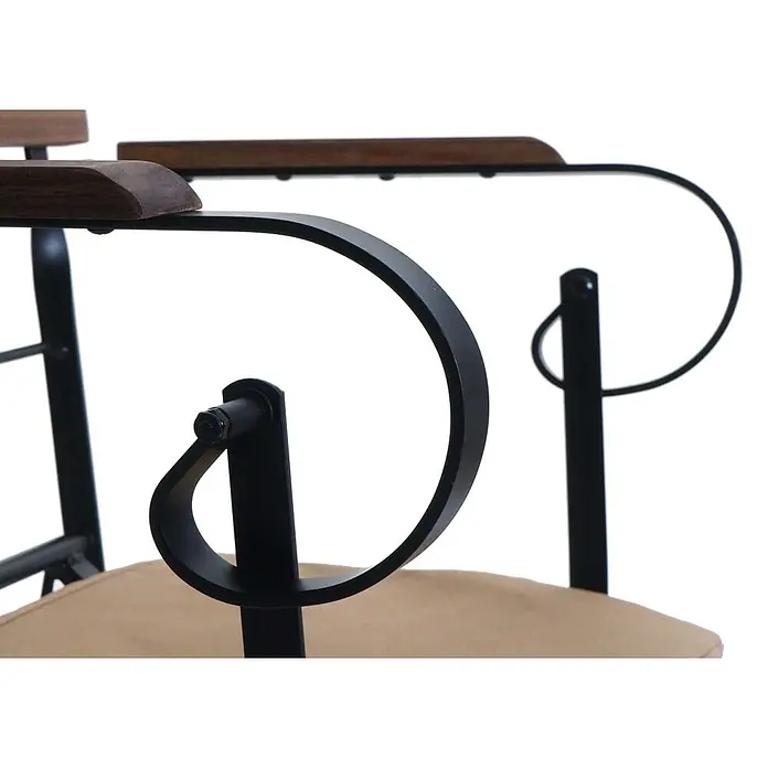Mendler 2er-Set Biergartenstuhl HWC-J40 - hellbraun, Polster Sandfarben -  - Dunkle Holzarmlehne eines Stuhls mit schwarzem, gebogenem Metallrahmen und beigem Kissen.