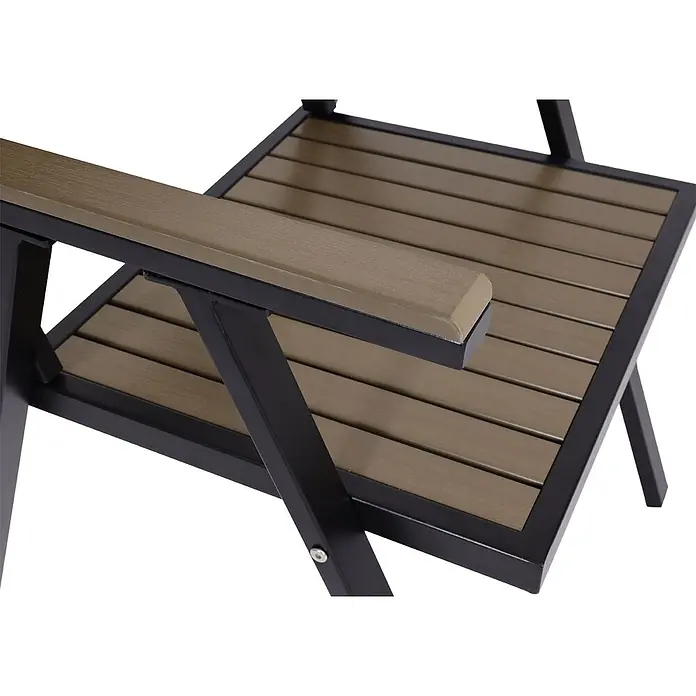Mendler Gartenstuhl-Set HWC-J95 - 2 Stk., Metall, Grau, B x T x H: 57 x 53 x 87 cm - Nahaufnahme eines Gartenstuhls mit schwarzem Metallrahmen und brauner Latten-Sitzfläche und Armlehne aus Verbundmaterial.