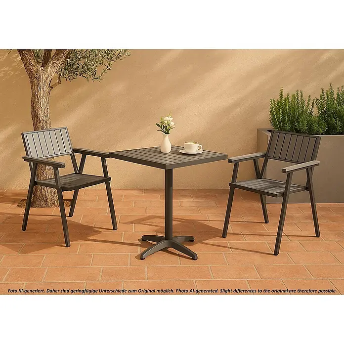 Mendler Gartenstuhl-Set HWC-J95 - 2 Stk., Metall, Grau, B x T x H: 57 x 53 x 87 cm - Zwei dunkelgraue Gartenstühle und ein passender quadratischer Tisch mit Vase und Tasse auf einer gefliesten Terrasse.