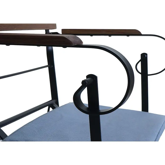 Mendler 2er-Set Biergartenstuhl HWC-J40 - hellbraun, Polster blau -  - Nahaufnahme eines Stuhls mit dunklen Holzarmlehnen, schwarzem Metallgestell mit Zierkurven und hellblauem Stoffkissen.