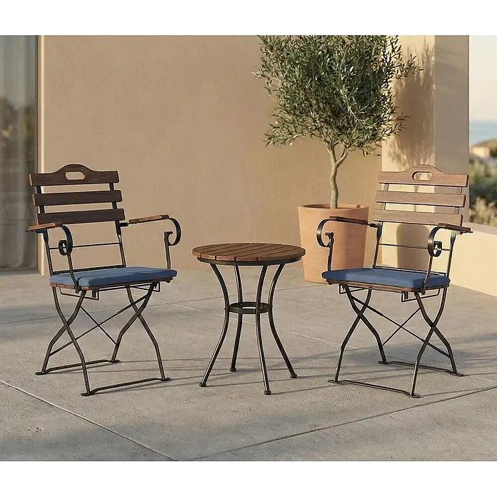 Mendler 2er-Set Biergartenstuhl HWC-J40 - hellbraun, Polster blau -  - Dunkles Holz-Metall-Klapp-Bistro-Set mit 2 Stühlen, blauen Kissen & rundem Tisch auf Terrasse.