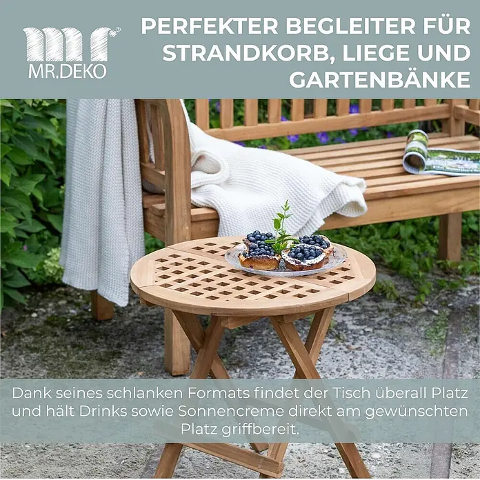 Beistelltisch Dorset Teak Rund -  - Klappbarer Beistelltisch aus Holz mit Lattenrostplatte, draußen neben einer Gartenbank stehend, ideal für Getränke und Snacks.