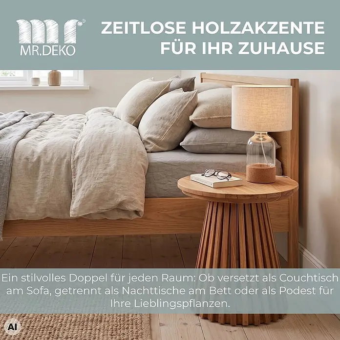 Beistelltisch Bolton Teak -  - Hölzerner Nachttisch mit Lampe und Buch neben einem Bett aus hellem Holz.