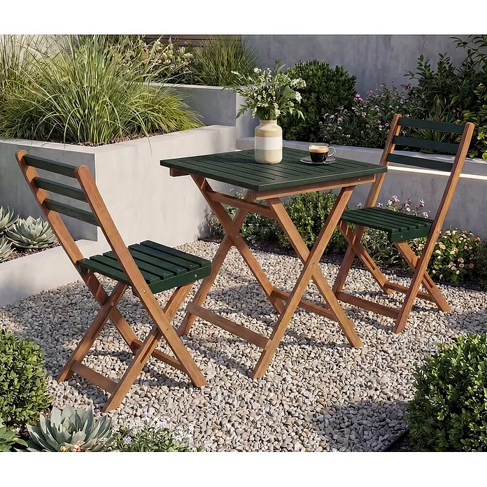 Mendler Garnitur HWC-P71 Akazie Holz klappbar - Natur-grün -  - Dunkelgrünes und naturfarbenes Bistro-Set aus Holz für die Terrasse, mit quadratischem Tisch und zwei Klappstühlen auf Kies.