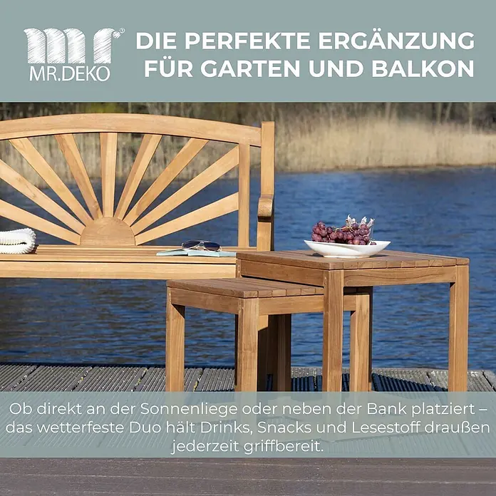 Beistelltische Verwood 2er Set Teak -  - Zwei natürliche Teakholz-Beistelltische für den Außenbereich, einer unter den anderen geschoben, an einem See neben einer passenden Holzbank. Ideal für Getränke und Snacks.