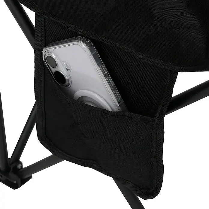 Mendler Campingset HWC-Q39 Tisch, 2x Stuhl, Metall Stoff - schwarz -  - Schwarze Stoff-Seitentasche an einem Stuhlgestell, die ein Smartphone in einer transparenten Hülle hält.