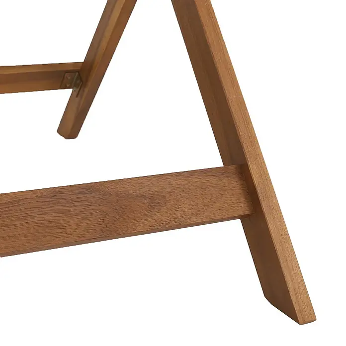 Mendler Garnitur HWC-P72 Akazie Holz klappbar - Natur-schwarz -  - Nahaufnahme von braunen Holzbeinen und einer Querstrebe eines Klappstuhls, mit einem Metallscharnier.