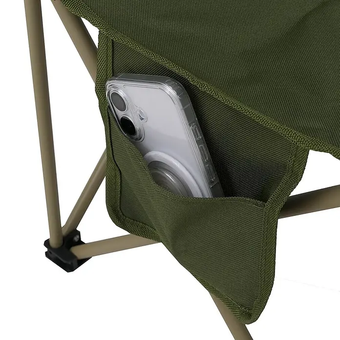 Mendler Campingset HWC-Q39 Tisch, 2x Stuhl, Metall Stoff - grün -  - Olivgrüner Klappstuhl mit Smartphone in der Netztasche. Beiges Metallgestell sichtbar.
