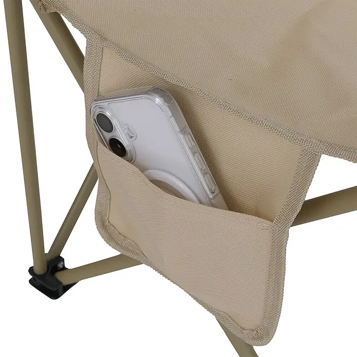 Mendler Campingset HWC-Q39 Tisch, 2x Stuhl, Metall Stoff - creme -  - Beiger Klappstuhl aus Stoff mit Seitentasche, die ein Smartphone in einer transparenten Hülle hält.