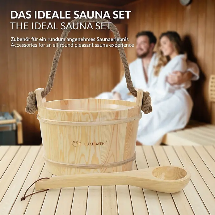 LuxeBath Sauna-Zubehör-Set 2-teilig Saunazubehör-Set aus massivem Kiefernholz, Sauna Set Zubehör - Holz - Hölzerner Saunaeimer mit Seilgriff und passender Kelle auf Holzlatten, in einer Saunarumgebung.