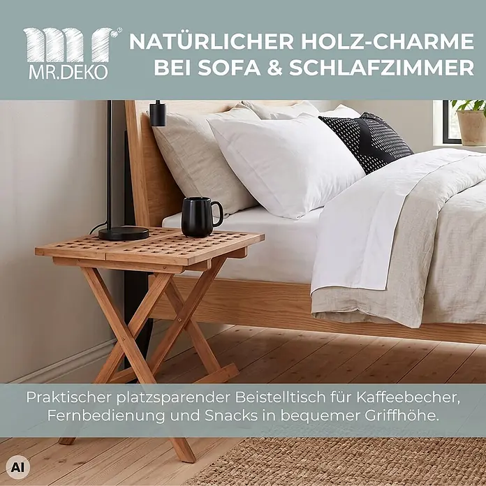 Beistelltisch Devon Teak Eckig -  - Ein klappbarer Holznebentisch mit Lattenplatte neben einem Bett, perfekt für Getränke und kleine Gegenstände.