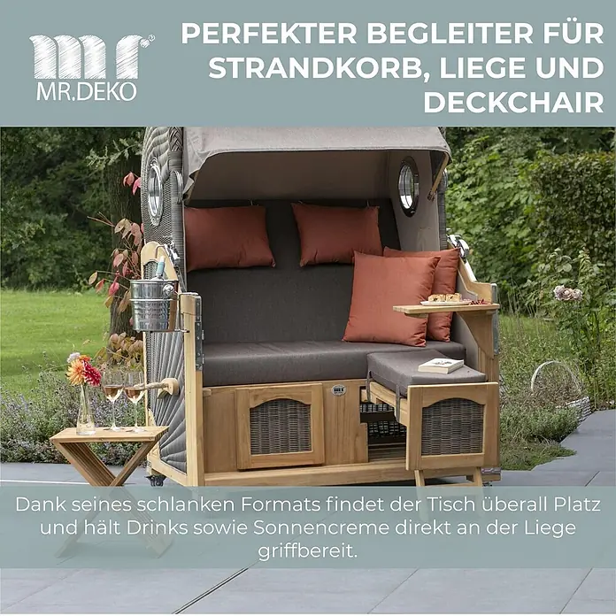 Beistelltisch Fishbone Teak -  - Ein Strandkorb aus Geflecht und Holz mit grauen Polstern und orangefarbenen Kissen steht im Garten mit Beistelltischen und Getränken.