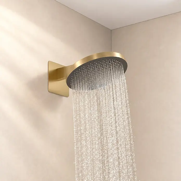 LOMAZOO Unterputz-Duschset Aurora Regendusche 30 cm Thermostat Gold -  - Goldener wandmontierter Duschkopf mit dunkler Platte und fließendem Wasser, in einem Badezimmer installiert.