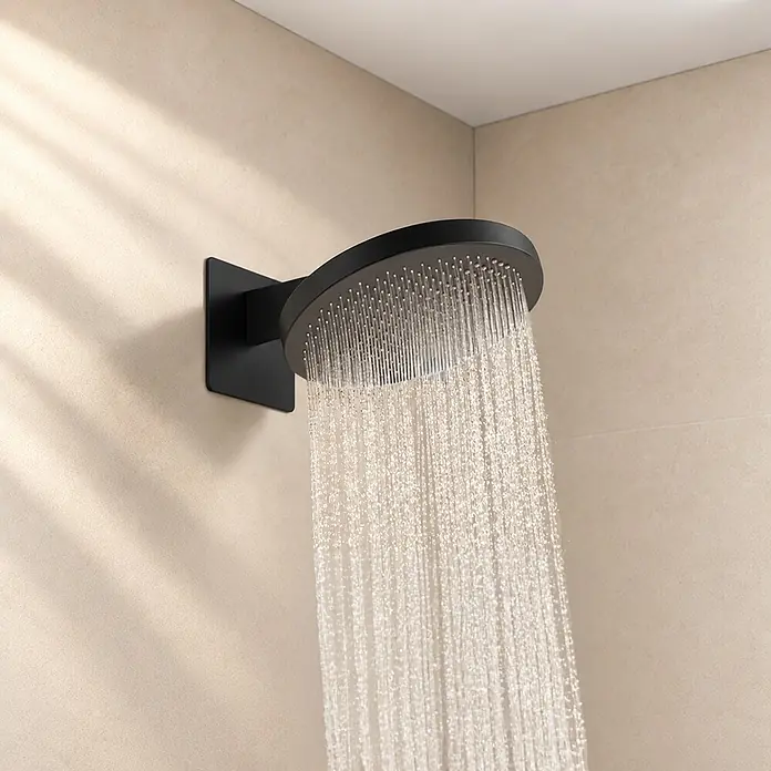 LOMAZOO Unterputz-Duschset Caesar Regendusche 30 cm Thermostat Schwarz matt -  - Schwarzer runder Duschkopf mit fließendem Wasser, an einer beigefarbenen Fliesenwand montiert.