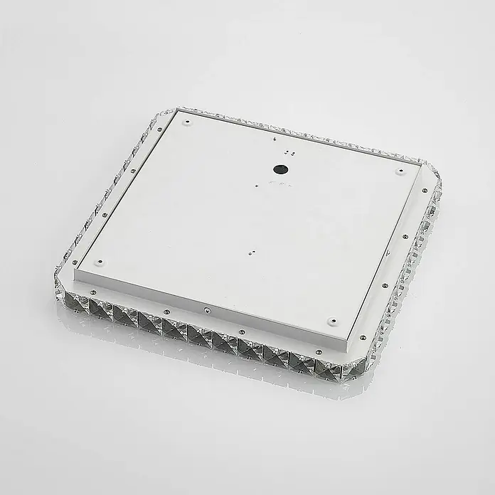 Lindby LED Deckenlampe in weiß, chrom, dimmbar Deckenleuchte -  - Quadratische Deckenleuchte mit weißem Metallsockel und facettiertem, kristallartigem Rand, von der Montageseite gezeigt.