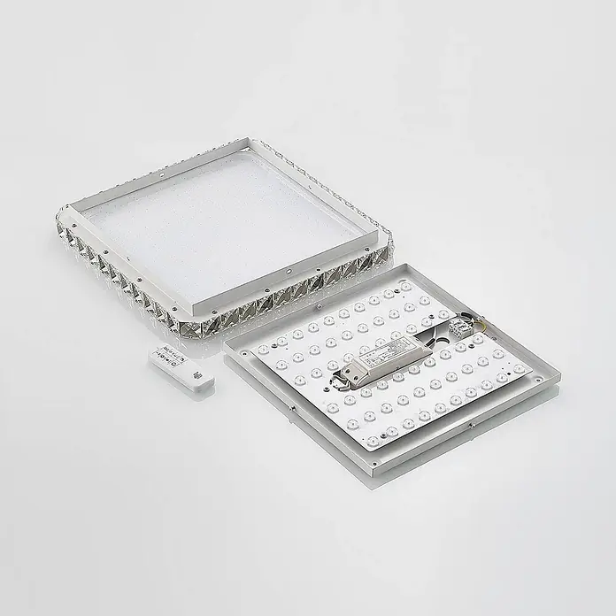 Lindby LED Deckenlampe in weiß, chrom, dimmbar Deckenleuchte -  - Zerlegte weiße quadratische LED-Deckenleuchte mit Kristallrand und Fernbedienung, zeigt LED-Platine und Treiber.