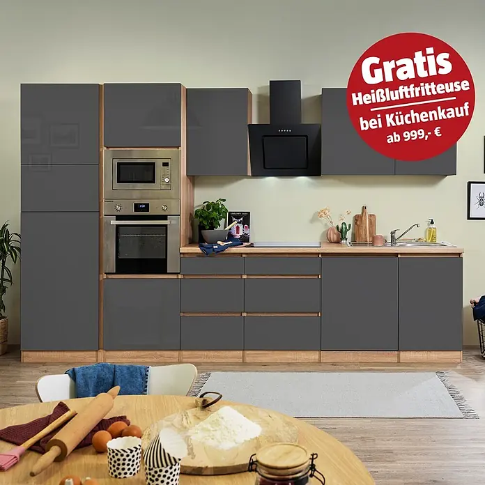 Respekta Premium Küchenzeile Lorena - Breite: 345 cm, Grau, Hochglänzend, Dekor Arbeitsplatte: Holzoptik, Mit Elektrogeräten - Moderne dunkelgraue Einbauküche mit Holzapplikationen, integrierten Geräten und Hinweis auf gratis Heißluftfritteuse.