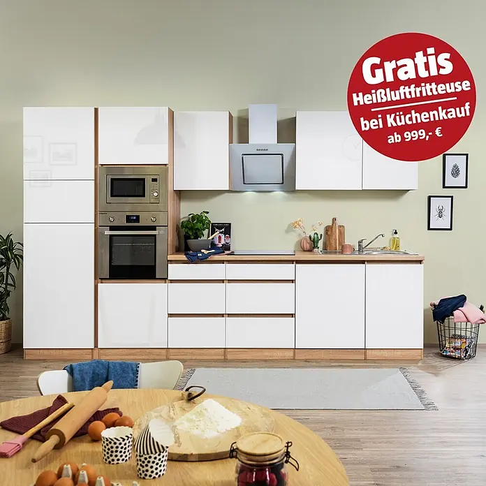 Respekta Premium Küchenzeile Lorena - Breite: 345 cm, Weiß, Hochglänzend, Dekor Arbeitsplatte: Holzoptik, Mit Elektrogeräten - Moderne Küche mit weißen Hochglanzfronten, Holzdetails und integrierten Geräten.