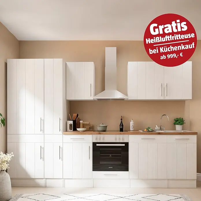 Respekta Premium Küchenzeile Anton - Breite: 310 cm, Weiß, Mit Elektrogeräten - Weiße Einbauküche mit Holzoptik-Arbeitsplatte, integriertem Backofen, Dunstabzugshaube und Spüle. Roter Werbebanner oben rechts.