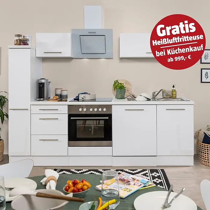 Respekta Premium Küchenzeile RP250WWCBO - Breite: 250 cm, Weiß, Mit Elektrogeräten - Moderne weiße modulare Küche mit glänzenden Fronten, integrierten Geräten und Edelstahlelementen, in häuslicher Umgebung mit Esstisch.