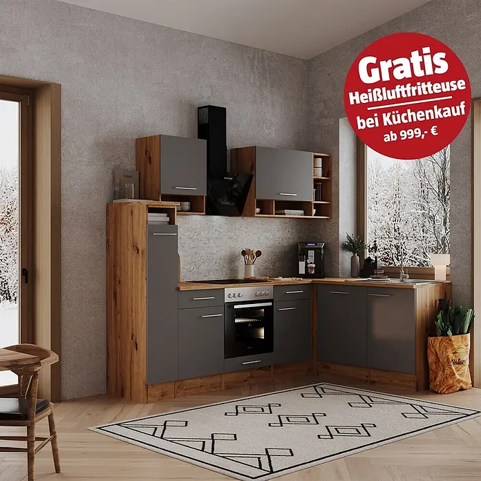 Respekta Winkelküche Hilde - Breite: 250 cm, Grau, Matt, Holzoptik, Mit Elektrogeräten - Moderne Küche mit grauen Schränken, Holzelementen, integriertem Ofen und Kochfeld. Roter Aufkleber bewirbt Gratis Heißluftfritteuse.