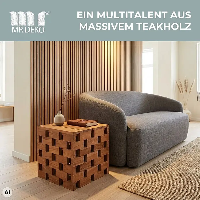 Beistelltisch/Hocker Dunham Teak -  - Ein robuster Beistelltisch aus massivem Teakholz mit Gittermuster, neben einem grauen Sofa.