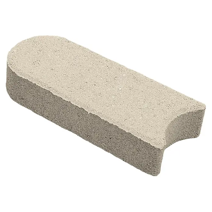 Christoph Mähstein - 22 x 10 x 4,5 cm, Weiß, Beton - Das Bild zeigt einen Bordstein in einer hellen Farbe mit abgerundeten Kanten. Er ist ideal für die Gestaltung von Gärten und Außenbereichen.