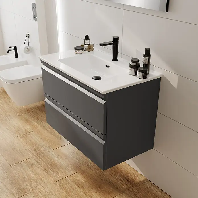 Camargue Pull Waschbeckenunterschrank - B x T x H: 79,5 x 45,4 x 55 cm, Grafit - Dunkelgrauer wandmontierter Badunterschrank mit weißem integriertem Waschbecken und schwarzem Wasserhahn im Badezimmer.