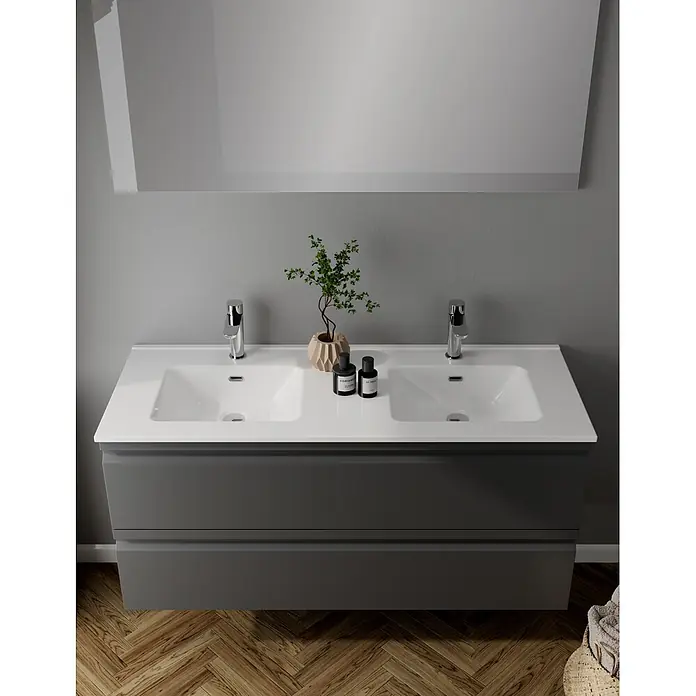 Camargue Pull Aufsatzwaschbecken - Keramik, Weiß - Moderner grauer Doppelwaschtisch mit zwei weißen Keramikwaschbecken, Chromarmaturen und einer kleinen Pflanze, vor Holzboden.