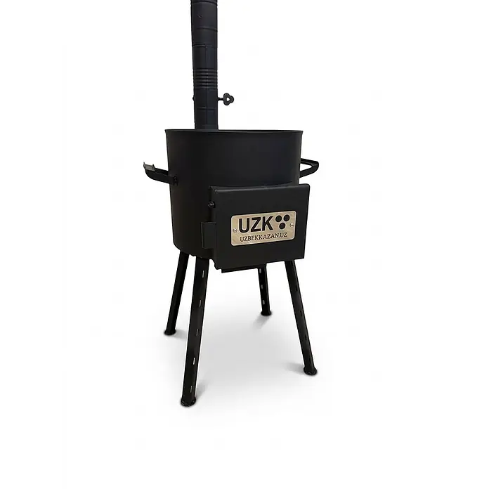 Garten Dream Holzkohlegrill - Grillfläche (B x T): 40 x 40 cm, Durchmesser Grillfläche: 40 cm, Anthrazit - Schwarzer Metall-Outdoor-Kochherd mit Kamin, Beinen und Fronttür mit "UZK UZBEKKAZAN.UZ"-Logo.