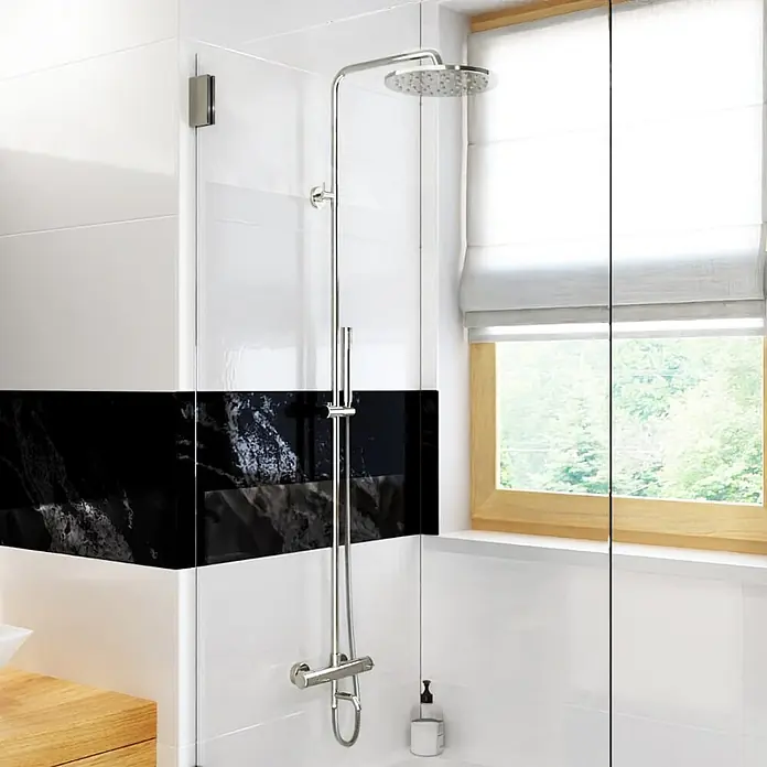 Komplettes Duschsystem Thermostatisch LUGO Unterputz Armatur Wasserhahn mit Kopfbrause in Chrom -  - Chrom-Duschsystem mit rundem Regenduschkopf, Handbrause und Thermostatmischer, in modernem Badezimmer installiert.