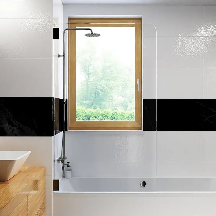 Bad Land UP-Brausethermostat LUGO Duschsystem Set thermostatisch UP mit Kopfbrause Chrom - Eckig, Chrom, Matt - Chromfarbenes Duschsystem mit Regendusche und Handbrause, über einer Badewanne in einem gefliesten Bad installiert.