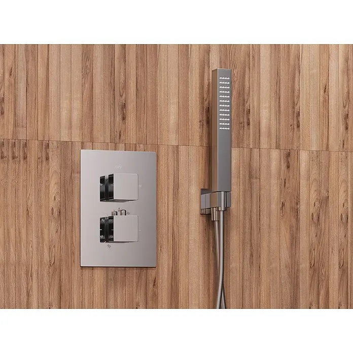 Bad Land UP-Brausethermostat ANGO Duschsystem Set thermostatisch UP mit Kopfbrause Chrom - Eckig, Chrom, Matt - Duscharmatur und Handbrause aus gebürstetem Metall an einer Holzwand.