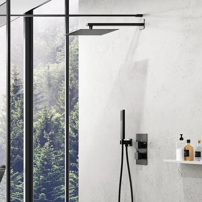 Bad Land UP-Brausethermostat ADOUR Duschsystem Set thermostatisch UP mit Kopfbrause Schwarz - Eckig, Schwarz, Matt - Schwarzes, mattes Duschsystem mit quadratischem Regenduschkopf und Handbrause an einer weißen Wand im Bad.