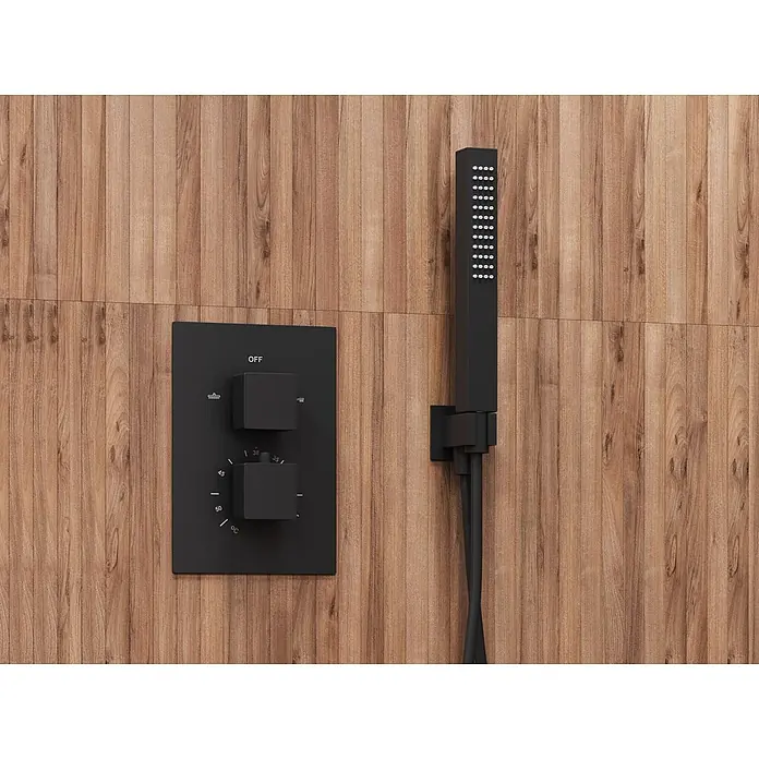 Bad Land UP-Brausethermostat ADOUR Duschsystem Set thermostatisch UP mit Kopfbrause Schwarz - Eckig, Schwarz, Matt - Matter schwarzer Duschmischer mit zwei quadratischen Knöpfen und einer schwarzen Handbrause, an einer hellbraunen Holzwand montiert.