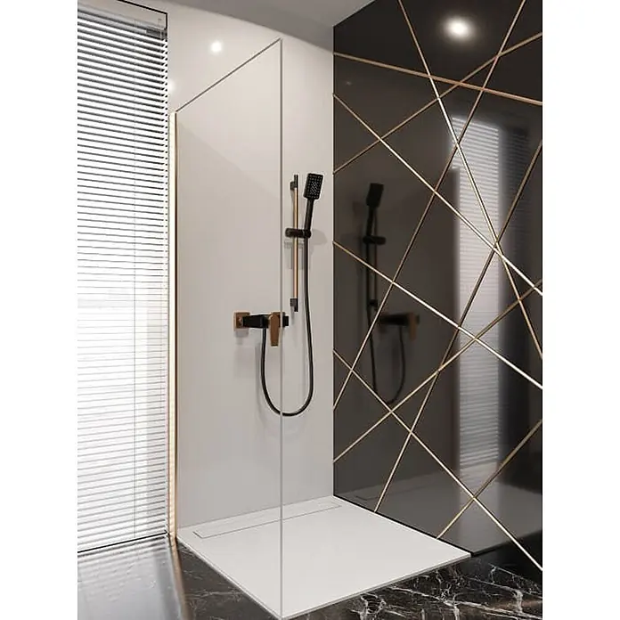 Brausearmatur Wasserhahn MIDNIGHT Brausebatterie für Badezimmer in Schwarz-Gold -  - Modernes Duschsystem in Schwarz-Gold und weiße Duschwanne in einem eleganten Badezimmer.