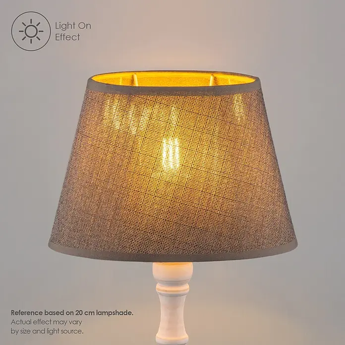 Home Sweet Home Lampenschirm Melrose - Ø x H: 20 x 13 cm, Hellgrau, Stoff, Rund - Beleuchteter grauer Stofflampenschirm auf weißem Fuß, warmes Licht scheint durch das strukturierte Material.