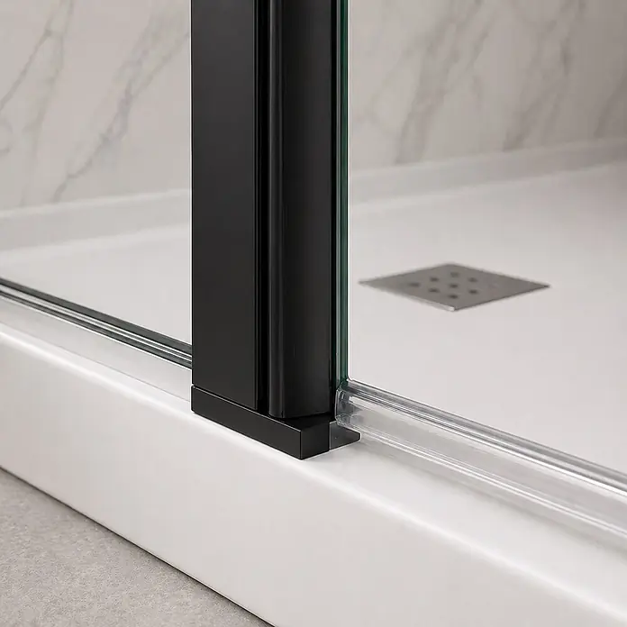 Onbath's Duschwand - B x H: 150 x 195 cm, Beschichtet, Schwarz - Detail einer schwarz gerahmten Glasduschtür mit klarer Bodendichtung auf weißer Duschwanne.