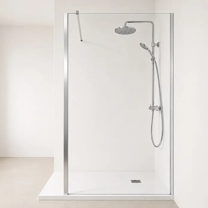 Onbath's Duschwand - B x H: 90 x 195 cm, Beschichtet, Chrom-Silber - Verchromte Walk-in-Dusche mit Klarglaswand, integrierter Regen- und Handbrause auf weißer Duschwanne.