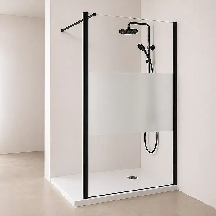 Onbath's Duschwand - B x H: 70 x 195 cm, Beschichtet, Schwarz - Schwarz gerahmte Walk-in-Duschwand mit Milchglas-Panel und passendem schwarzem Duschkopf auf weißer Duschwanne.