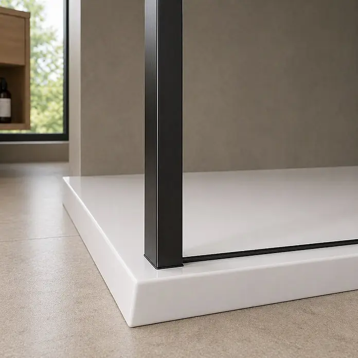 Onbath's Duschwand - B x H: 70 x 195 cm, Beschichtet, Schwarz - Weiße Duschwanne und schwarzer Duschrahmen in einem modernen Badezimmer.
