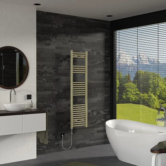 LuxeBath Handtuchheizkörper Sahara Elektrisch 400 x 1500 mm -  - Cremefarbener Handtuchwärmer an dunkler Fliesenwand im Bad, mit sichtbarem Stromkabel.