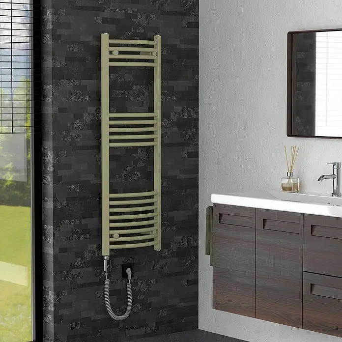 LuxeBath Badheizkörper Sahara Elektrisch 400x1200 mm -  - Cremefarbener elektrischer Handtuchheizkörper, wandmontiert in einem modernen Badezimmer.