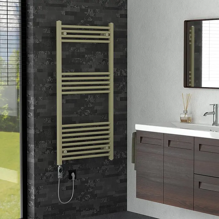 LuxeBath Elektro-Badheizkörper Handtuchheizkörper elektrisch 600W 600 x 1200 mm Beige Heizkörper - B x H: 600 x 1.200 mm, Ausstattung Heizkörper: Blindstopfen - Cremefarbener Handtuchwärmer mit Querstreben, an einer dunkel gefliesten Badezimmerwand installiert und eingesteckt.