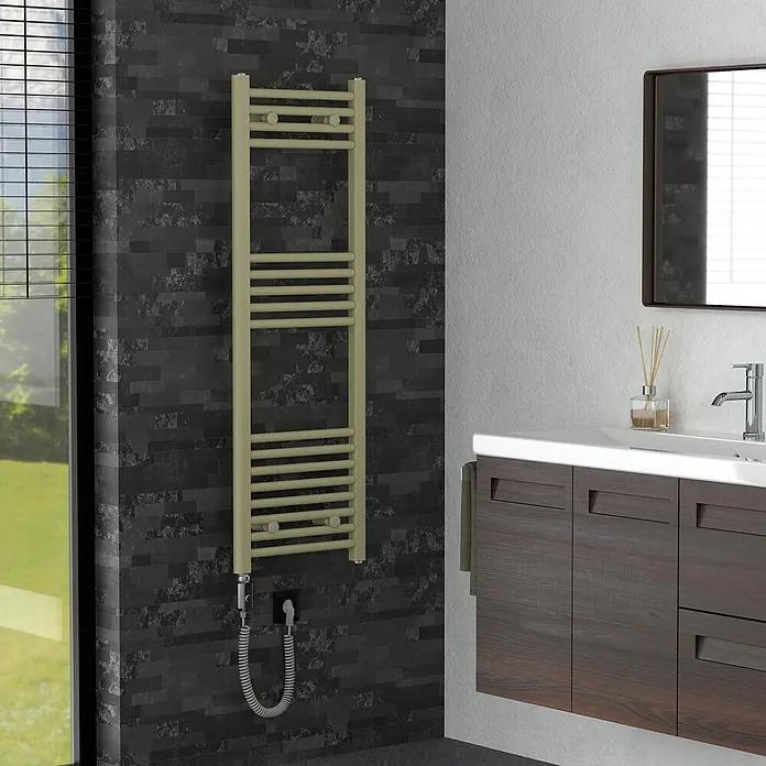 LuxeBath Elektro-Badheizkörper Handtuchheizkörper elektrisch 600W 400 x 1200 mm Beige Heizkörper - B x H: 400 x 1.200 mm, Ausstattung Heizkörper: Blindstopfen - Heller beige elektrischer Handtuchwärmer in einem modernen Badezimmer, mit horizontalen Stangen zum Heizen von Handtüchern.