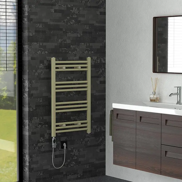 LuxeBath Elektro-Badheizkörper Handtuchheizkörper elektrisch 300W 500 x 800 mm Beige Heizkörper - B x H: 500 x 800 mm, Ausstattung Heizkörper: Blindstopfen - Creme-farbener elektrischer Handtuchwärmer an dunkler Fliesenwand im Bad, eingesteckt nahe einem Fenster.