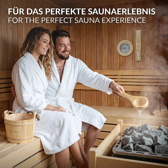 LuxeBath Saunazubehör-Set aus massivem Kiefernholz, Sauna Set 4-teilig -  - Hölzerner Saunaeimer und Schöpfkelle, von einem Paar in der Sauna benutzt, um Wasser auf heiße Steine für Dampf zu gießen.